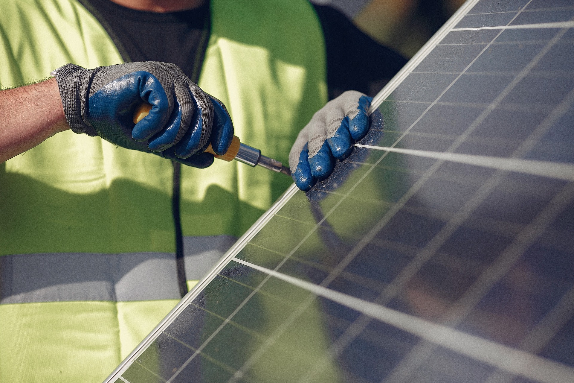 Balkonkraftwerke bis 2000 Watt – kommt das wirklich?