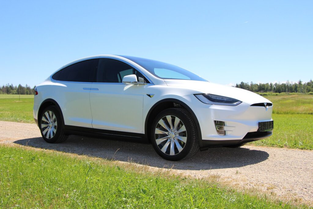 Elektroautos wie beispielsweise ein Tesla sind in der Regel eine teure Anschaffung. (Foto. Pixabay)